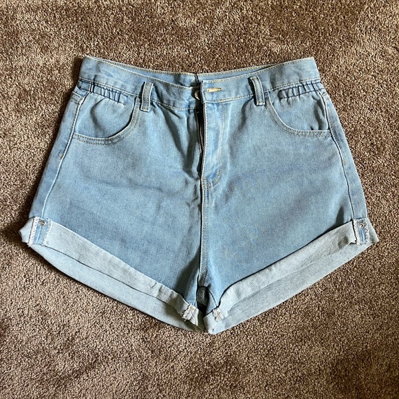 Zaful light wash denim cuffed shorts - Picture 2 of 6